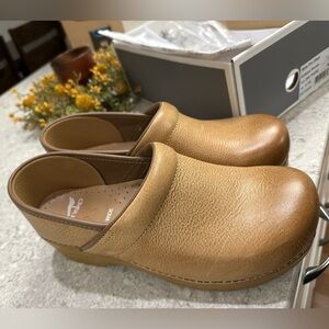 New with box Dansko shoes size 41EU Wide